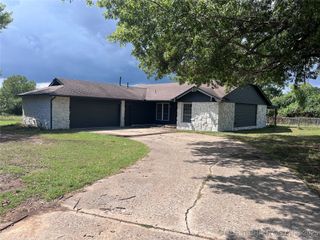 15002 E Winding Creek Drive, Collinsville, OK 74021