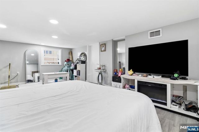 15 Pehle Avenue, Saddle Brook, NJ 07663