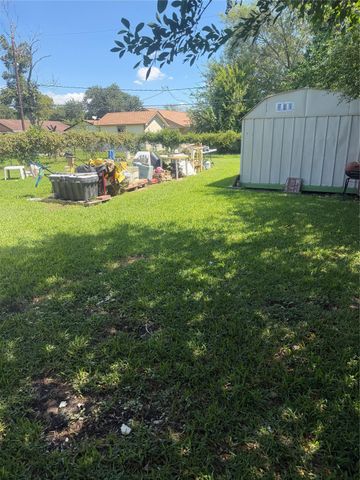 610 N 13th Street, La Porte, TX 77571