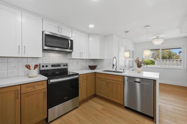 94 Kingston Ct W, Coronado, CA 92118