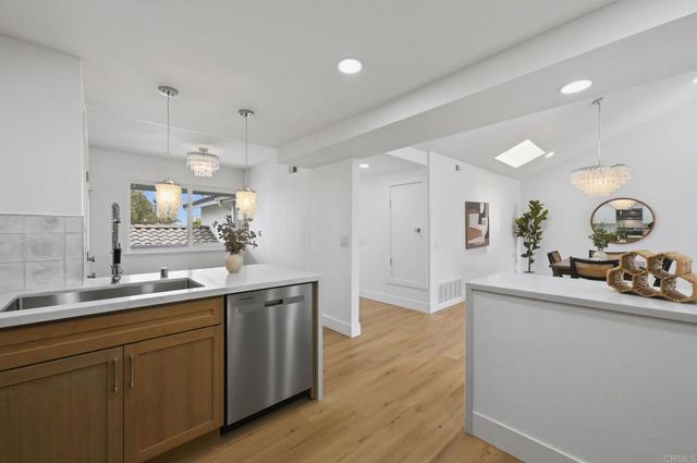 94 Kingston Ct W, Coronado, CA 92118