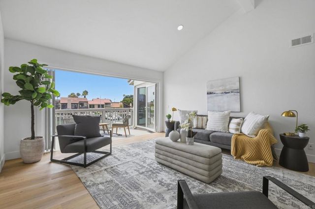 94 Kingston Ct W, Coronado, CA 92118