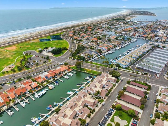 94 Kingston Ct W, Coronado, CA 92118