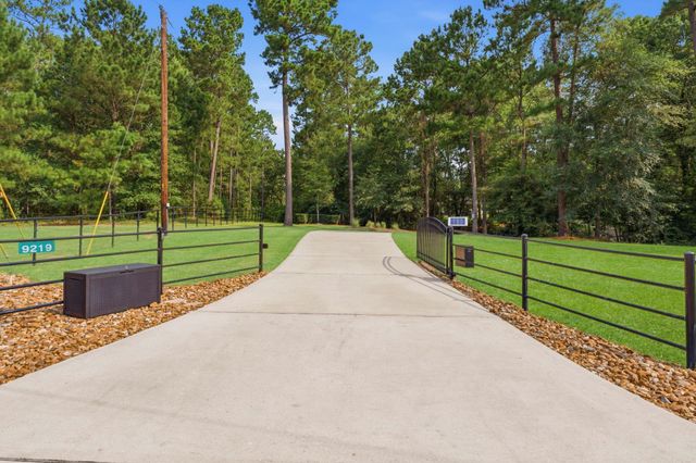 9219 Amelia Drive, Anderson, TX 77830