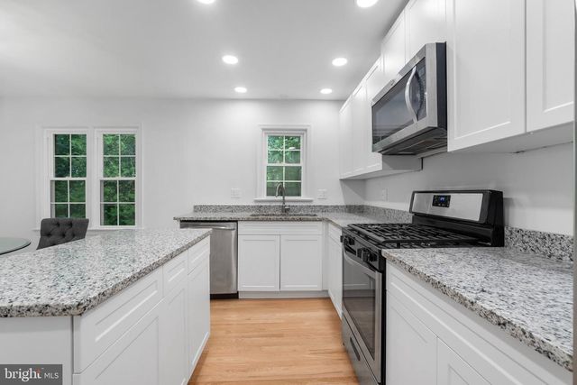 6474 OAKWOOD DR, Falls Church, VA 22041