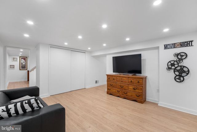 6474 OAKWOOD DR, Falls Church, VA 22041