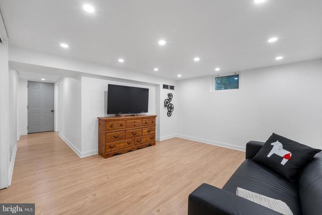 6474 OAKWOOD DR, Falls Church, VA 22041