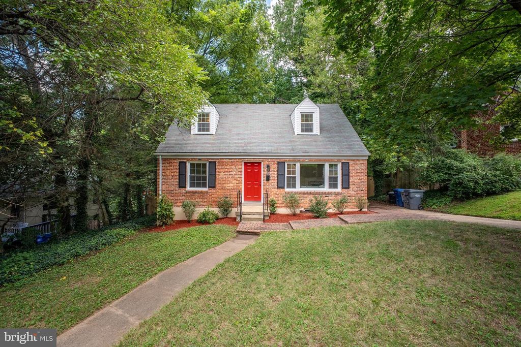 6474 OAKWOOD DR, Falls Church, VA 22041