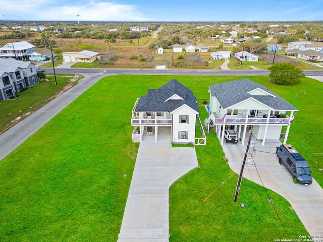 1529 S Live Oak St, Rockport, TX 78382