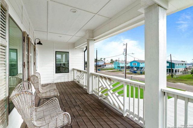 1529 S Live Oak St, Rockport, TX 78382