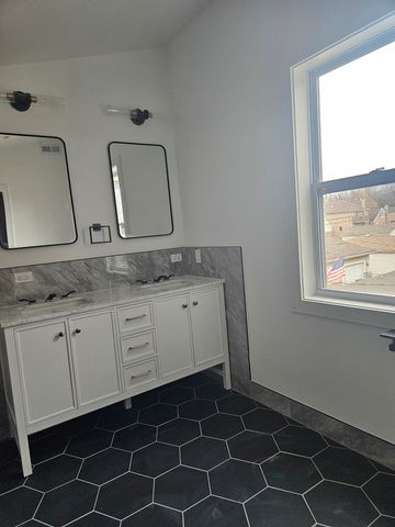 5402 N Mobile Avenue, Chicago, IL 60630