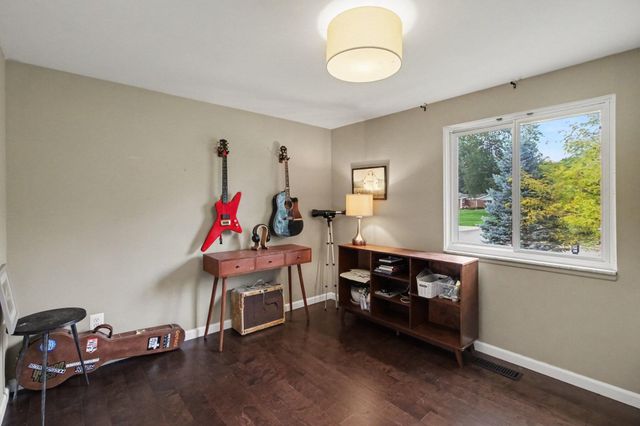 24697 S Cromwell Drive, Franklin Vllg, MI 48025
