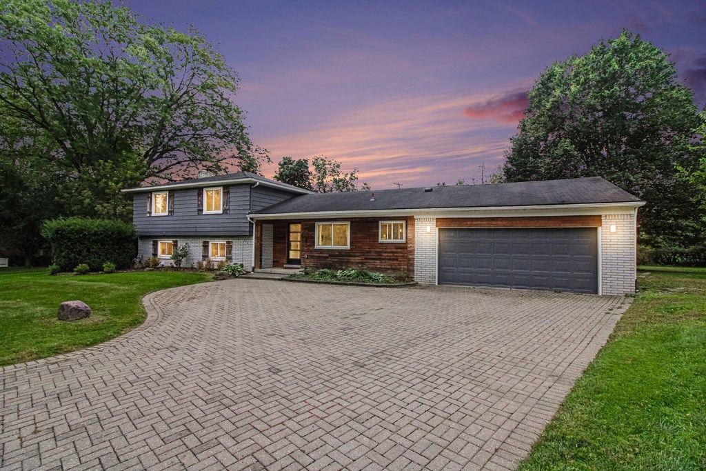 24697 S Cromwell Drive, Franklin Vllg, MI 48025