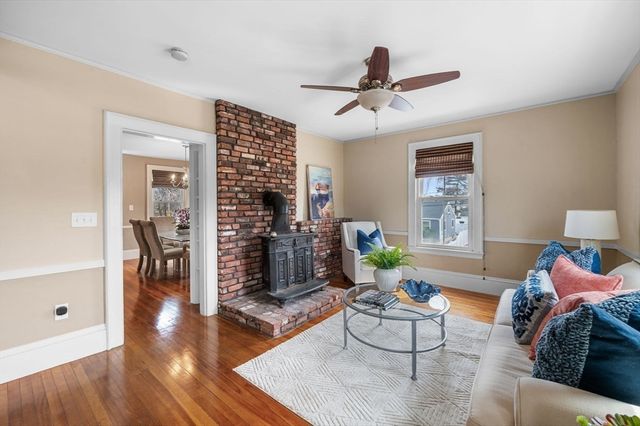 1 Maverick St 2, Marblehead, MA 01945