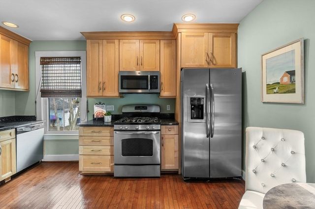 1 Maverick St 2, Marblehead, MA 01945