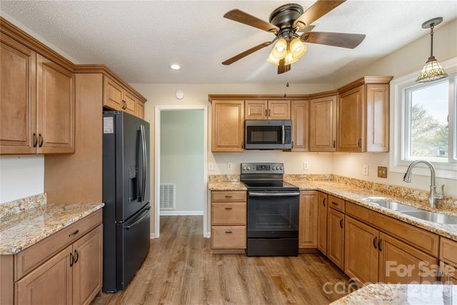 176 Derbyshire Drive, Hendersonville, NC 28792