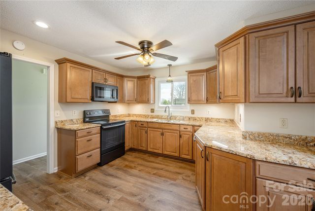 176 Derbyshire Drive, Hendersonville, NC 28792