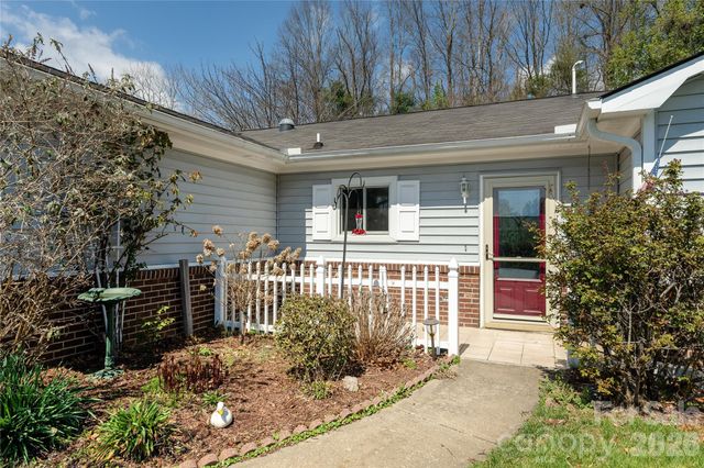 176 Derbyshire Drive, Hendersonville, NC 28792