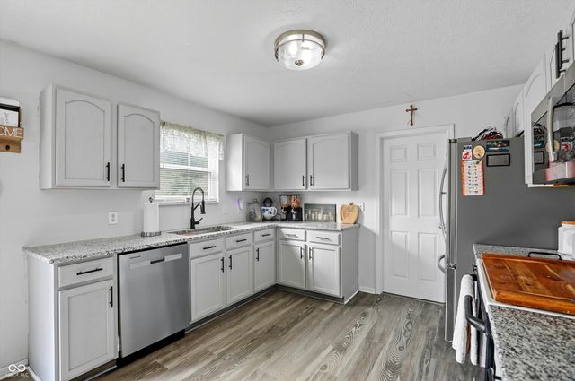 2460 S Wildflower Lane, New Palestine, IN 46163