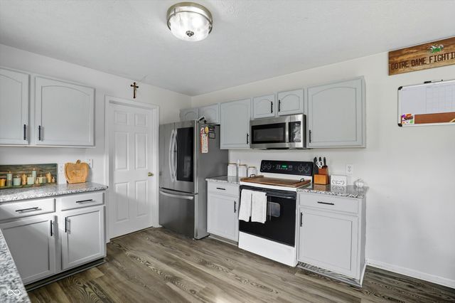 2460 S Wildflower Lane, New Palestine, IN 46163