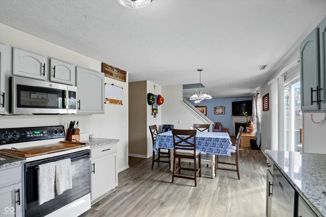 2460 S Wildflower Lane, New Palestine, IN 46163