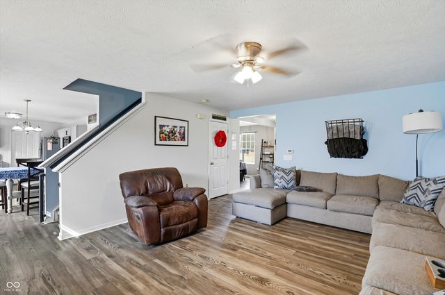 2460 S Wildflower Lane, New Palestine, IN 46163