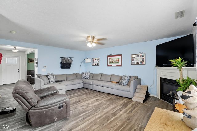 2460 S Wildflower Lane, New Palestine, IN 46163