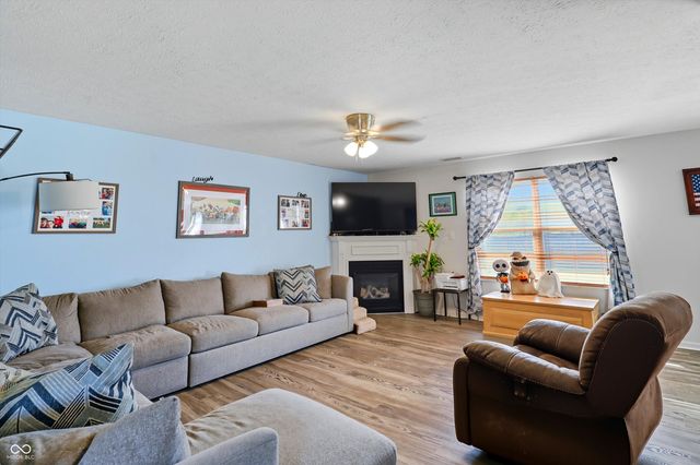 2460 S Wildflower Lane, New Palestine, IN 46163