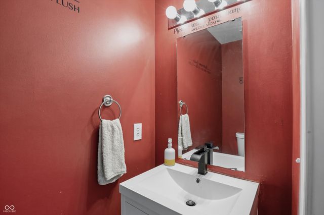 2460 S Wildflower Lane, New Palestine, IN 46163