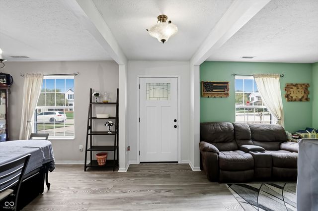 2460 S Wildflower Lane, New Palestine, IN 46163