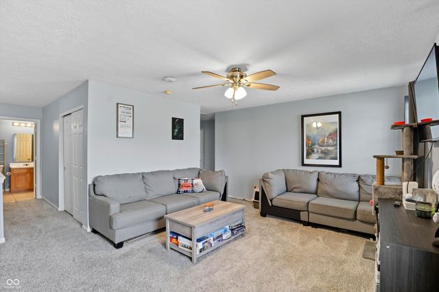 2460 S Wildflower Lane, New Palestine, IN 46163