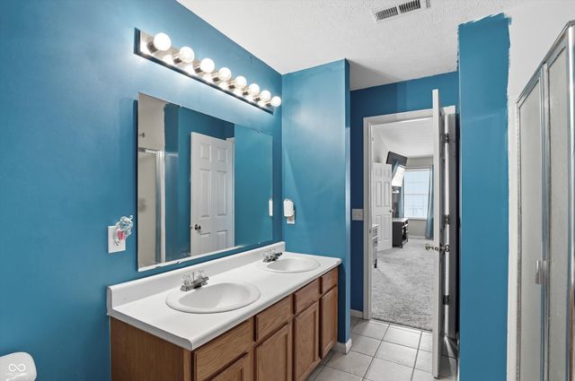 2460 S Wildflower Lane, New Palestine, IN 46163