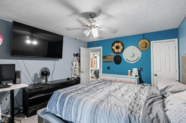 2460 S Wildflower Lane, New Palestine, IN 46163