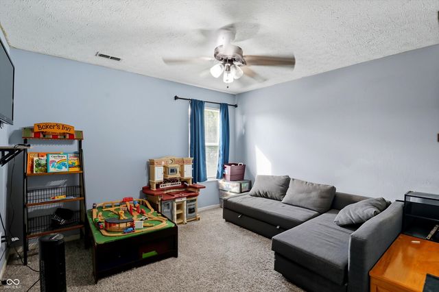 2460 S Wildflower Lane, New Palestine, IN 46163