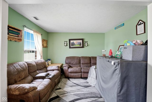 2460 S Wildflower Lane, New Palestine, IN 46163