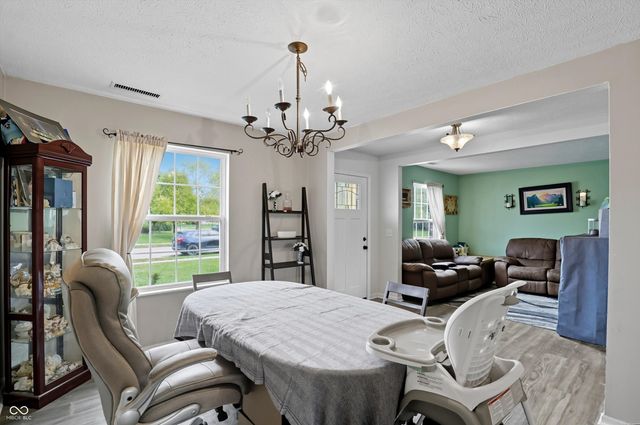 2460 S Wildflower Lane, New Palestine, IN 46163