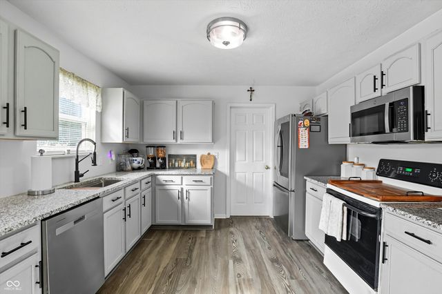 2460 S Wildflower Lane, New Palestine, IN 46163