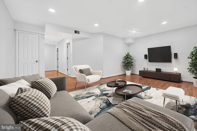 7328 GREENTREE RD, Bethesda, MD 20817