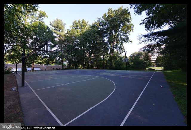 7328 GREENTREE RD, Bethesda, MD 20817