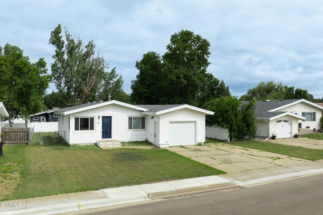 843 Dell Avenue, Dickinson, ND 58601 property photo