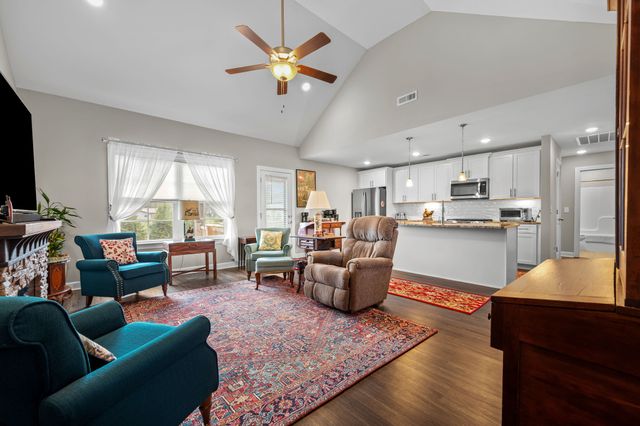 98 Pinnacle Point Ln, Tullahoma, TN 37388