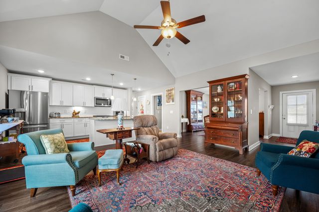 98 Pinnacle Point Ln, Tullahoma, TN 37388