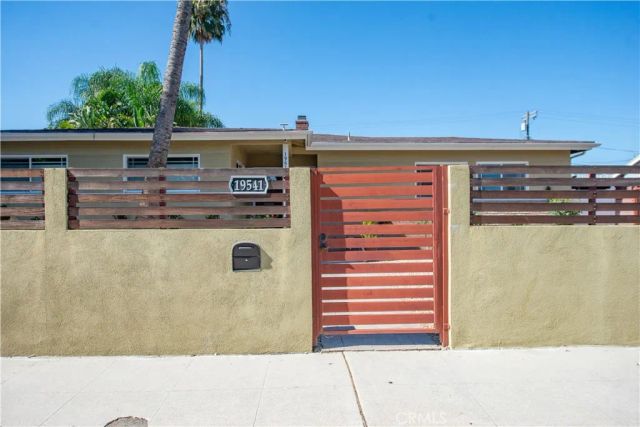 19541 Victory Boulevard, Reseda, CA 91335