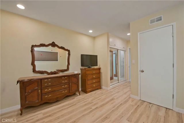 19541 Victory Boulevard, Reseda, CA 91335
