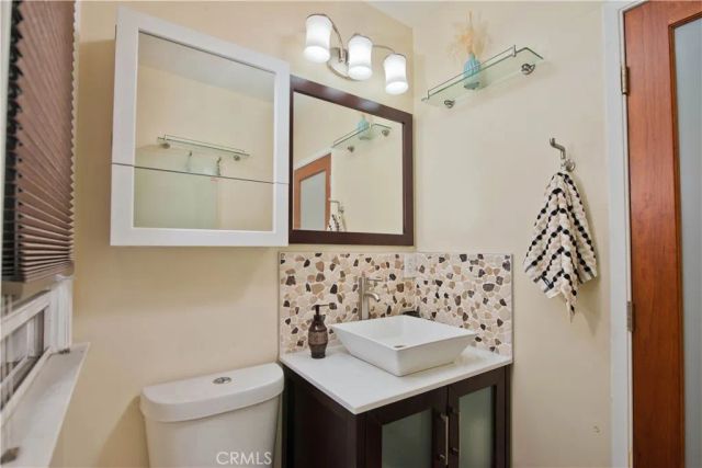 19541 Victory Boulevard, Reseda, CA 91335