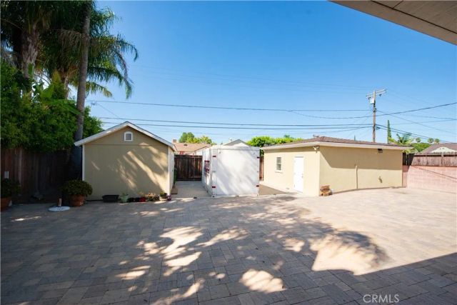 19541 Victory Boulevard, Reseda, CA 91335