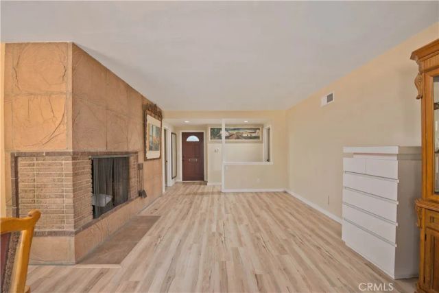 19541 Victory Boulevard, Reseda, CA 91335