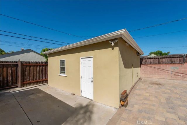19541 Victory Boulevard, Reseda, CA 91335