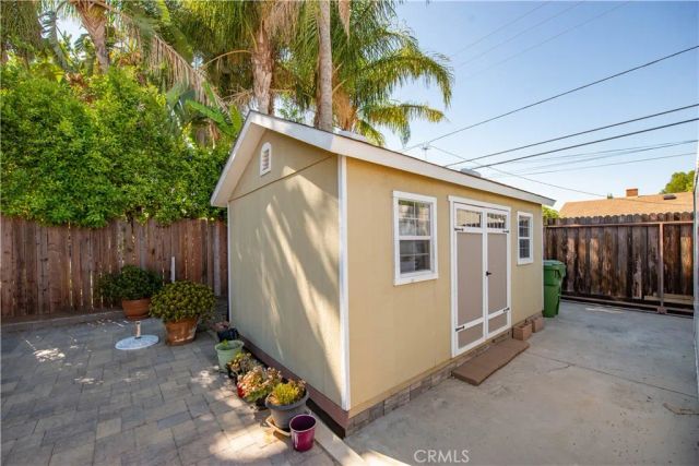 19541 Victory Boulevard, Reseda, CA 91335