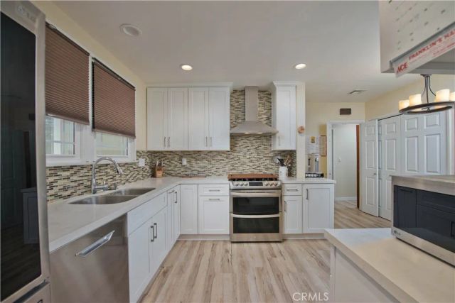 19541 Victory Boulevard, Reseda, CA 91335